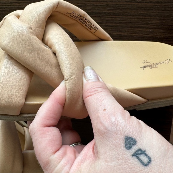 GUC Universal Thread fashion slide sandal in beige - Picture 3 of 3